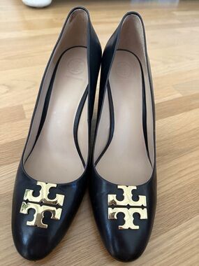 Tory Burch Black Leather Pumps with Gold Logo Accent size 9.5